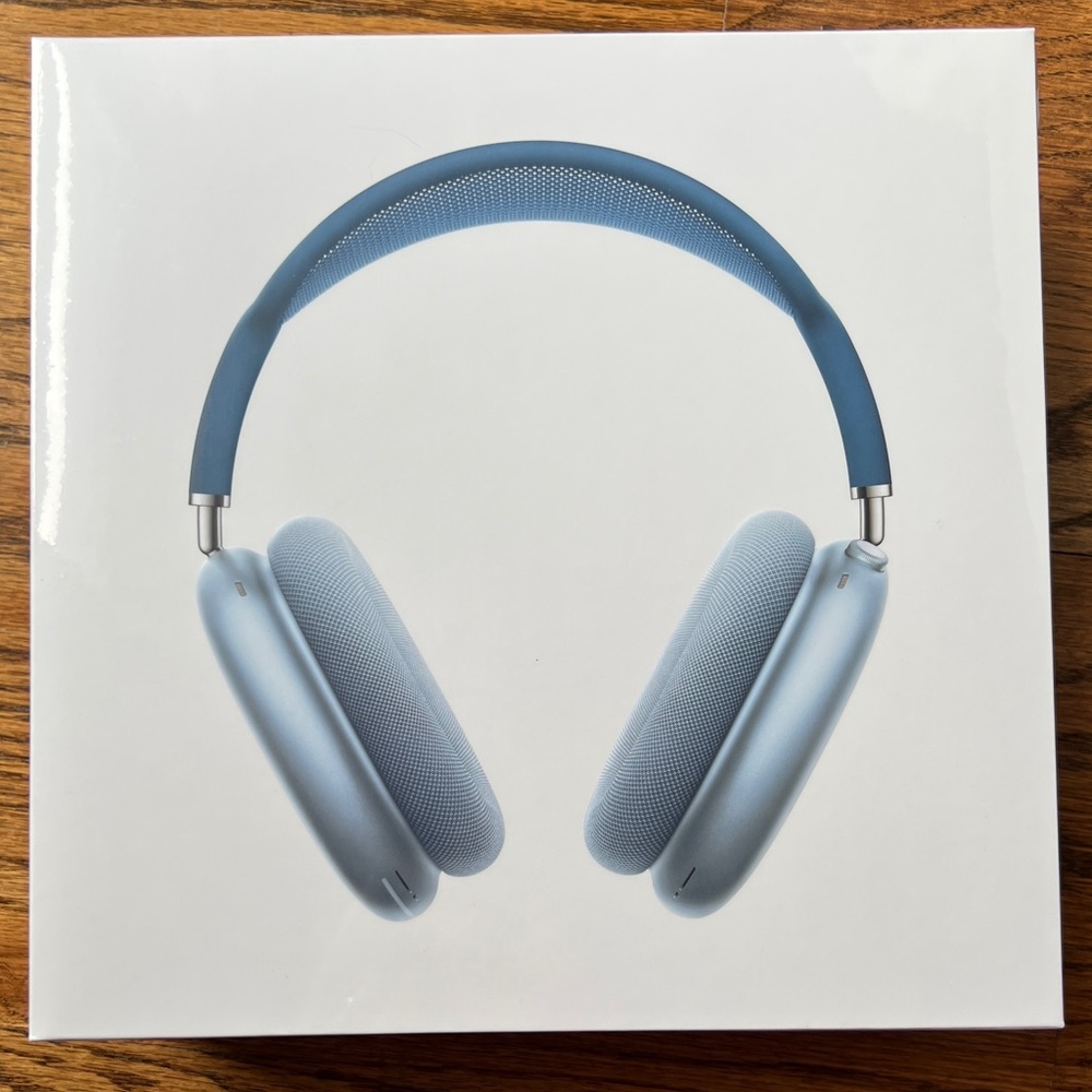 NEW AirPods Max with Smart Case in Sky Blue